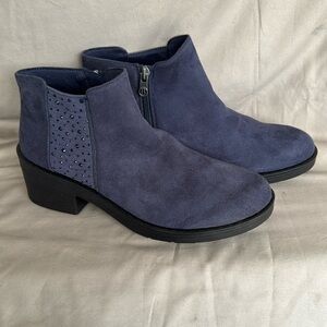 Brand new Bzees Women's Ontario Ankle Boot Navy Blue Size 8 M